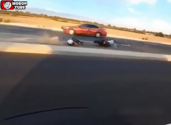 Video :His motorbike wheelie goes horribly wrong (Warning - frightening)